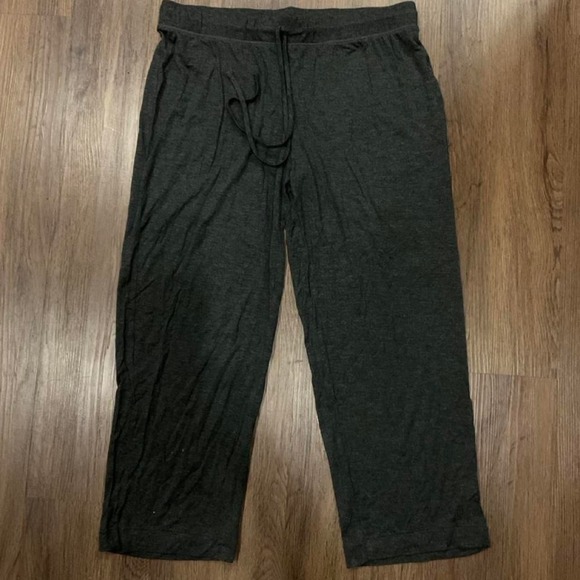 Pants - DKNY black rayon & spandex capri pants